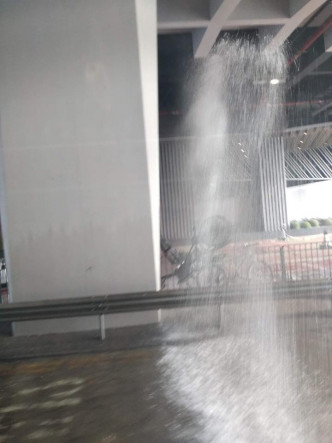 元朗巴士站消防系統噴水。網民‎‎Jaffe Wong‎ 圖片