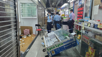 约1小时前，地下一间售卖电话卡的店铺亦遭到破坏。徐裕民摄