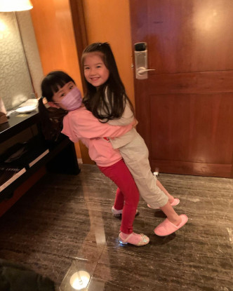 Alyssa抱起妹妹Kassidy。