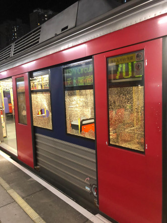 一列没有载客的705綫轻铁车辆于天恒站被示威者破坏。港铁提供