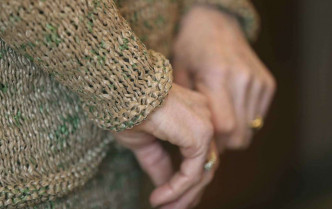 她把超过300个棕色胶袋重新编织成身上的套装。  AP图片
