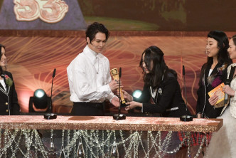 胡鴻鈞在《聲夢傳奇2021》3位年僅14歲的參賽者手上領取「最受歡迎電視歌曲獎」。