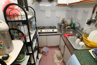 廚房設有所需配備，設有爐具、廚櫃等基本配備。
