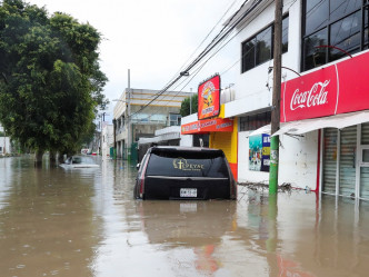 街道成為澤國，有汽車被淹浸。路透社圖片