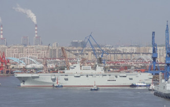 中國第三艘075型兩棲攻擊艦在上海滬東中華造船廠舉行下水儀式。微博圖片