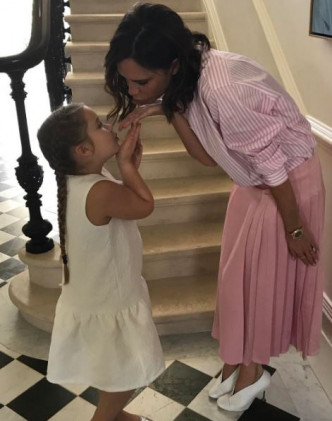 Victoria分享與哈七送飛吻的照片。Victoria Beckham IG圖片