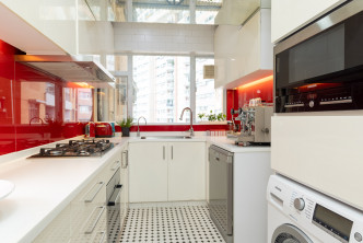 厨房为U形设计，洗涤、烹饪及切菜区域分开。