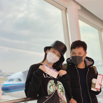 張曦雯與郭晉安在機場合影。