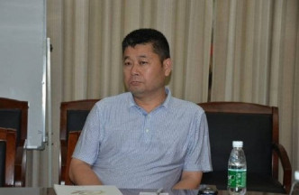 偷拍的男子为中国经济信息社四川中心智库部主任。网上图片