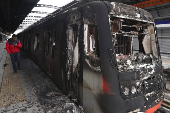 智利示威者毁坏地铁。AP
