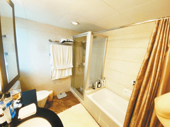 浴室备有浴缸及淋浴间，照顾不同住客所需。