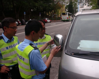 警員檢查客貨車情況。林思明攝