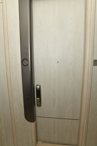 大门设有电子门锁，保障住户安全和私隐。