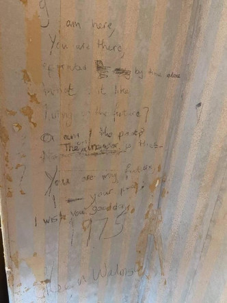 英国一名男子装修新家时，在墙纸内发现一首来自1975年的诗。网上图片