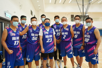 郑泳舜与徐英伟及一众议员同事组篮球队参加比赛。郑泳舜fb图片