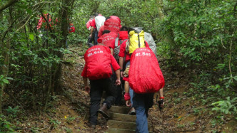 搜救人员登山。 梁国峰摄