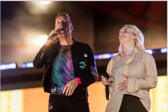 Chris Martin与Billie Eilish于纽约场合唱，炒热气氛。