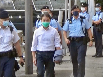 胡志伟由警方陪同下前往殡仪馆。