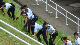 警方附近一带山坡蒐证。李子平摄