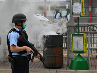 演習模擬有市民在落馬洲口岸小巴站停車，期間有兩名蒙面黑衣人在站頭一個垃圾桶內擺放遙控炸彈離開。
