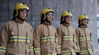 Aiden（右二）曾跟（左起）胡子彤、黃定謙合拍港台劇《火速救兵IV》。