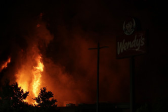 Wendy's快餐店被大火焚毀。 AP