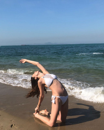 Danielle平日勤練瑜伽。