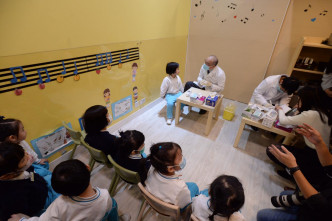 香港医院药剂师学会到幼稚园试行喷鼻式流感疫苗接种活动。