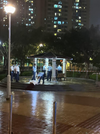警方以白布遮盖男子遗体。fb「真.屯门友」Eddie Chan图片
