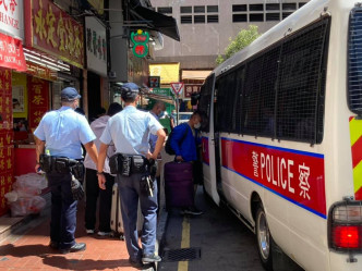 手帶人士已上警車。石景澄Facebook圖片