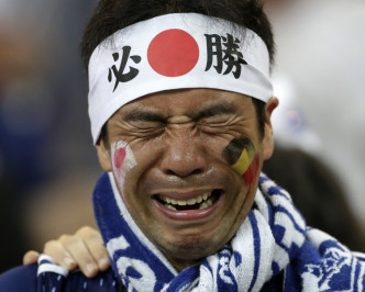场内的日本球迷激动流泪。AP