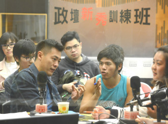 刘鸣炜（左）出席节目。