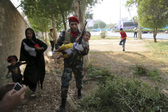 伊朗舉行閱兵儀式期間，遭武裝分子襲擊。AP