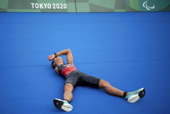 在冲线后，宇田秀生被媒体捕捉到躺在终点啕大哭的画面。 AP图片