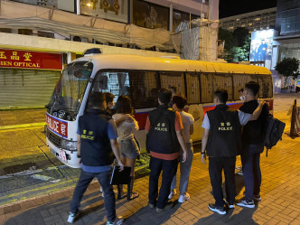 警方于油麻地及尖沙嘴捣无牌酒吧。警方图片