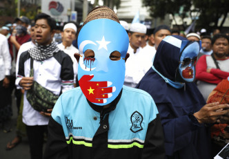 印尼有穆斯林中国大使馆外抗议新疆人权问题。AP图