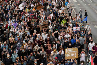 大批示威者在布達佩斯市中心參加示威遊行。AP