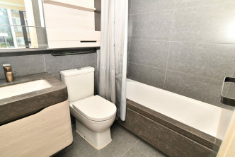 浴室裝潢簡約大氣，設備簇新，並設有浴缸。