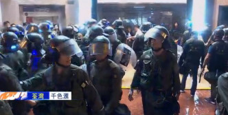防暴警察将多人压倒在地。NOW新闻截图