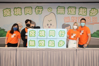 泳兒和釗峰與活動第11屆「戒煙大贏家」的冠、亞軍合照。