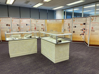 中央圖書館設置多塊展板，介紹公共圖書館的館藏。
