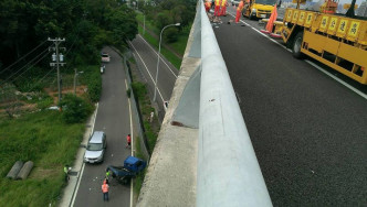 台灣桃園中壢有貨車疑爆胎從5層樓高公路墮地。網上圖片