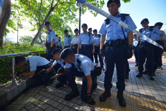 警方在鰂魚涌公園一帶搜查證物。