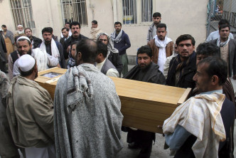 阿富汗民众为中村先生抬棺送行。美联社资料图片