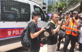 张超雄呼吁先让警察离去，引起示威者不满。