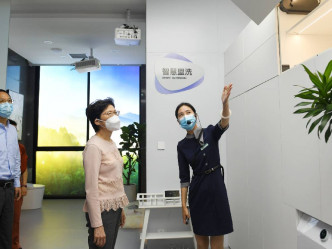 林郑月娥在重庆市常务副市长王赋陪同下参观展馆。政府新闻处图片