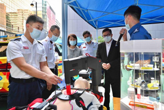 鄧炳強到訪尖東消防局，視察消防局內的消防和救護裝備。