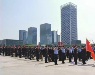 深圳市公安局今早举行「深圳亮剑」行动。 微博图