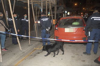 警方召缉毒犬搜查车辆。
