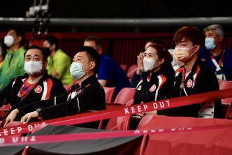 男队教练刘国栋(左1)总教练陈江华(左2)、朱成竹及吴柏男到场支持队友。 记者梁柏琛东京直击